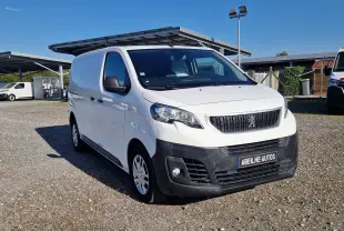Peugeot Expert Fourgon blanc en 3/4 avant droit, avec calandre noire et plaque Abeilhe Autos visible.
