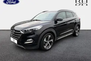 Vue 3/4 avant droite d'un Hyundai Tucson Phantom Black 2018 avec jantes alliage et calandre noire distinctive.
