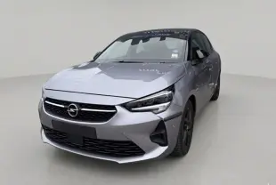 Opel Corsa 2022 gris clair vue 3/4 avant droit, avec calandre noire et jantes foncées GS Line.