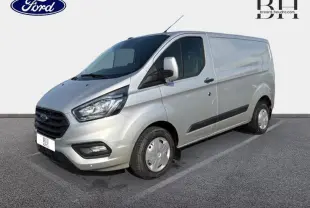 Ford Transit Custom Fourgon gris lunaire métallisé vu en 3/4 avant droit avec enjoliveurs et rétroviseurs blancs.