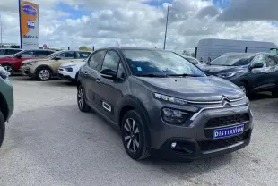 Citroën C3 gris platinium en 3/4 avant droit, avec toit bi-ton noir et jantes alliage diamantées visibles.