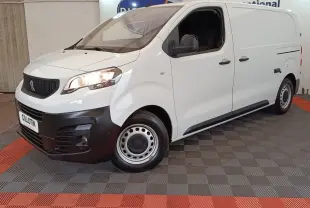 Vue 3/4 avant droit d’un Peugeot Expert Fourgon blanc avec pare-chocs noir et jantes acier, stationné en intérieur.