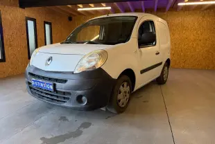 Renault Kangoo blanc 2011 en 3/4 avant droit, avec pare-chocs noir mat et plaque Distinxion visible.
