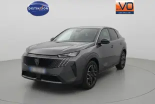 Vue 3/4 avant droit d’un Peugeot 3008 Hybrid gris foncé avec jantes alliage 19 pouces dans un studio blanc.
