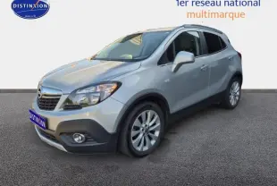 Opel Mokka gris astéroïde en 3/4 avant droit avec jantes alu et calandre chromée visible.