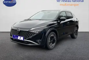 Nissan Qashqai 2025 noir perle métal en 3/4 avant droit, avec calandre noire et jantes stylisées noires.