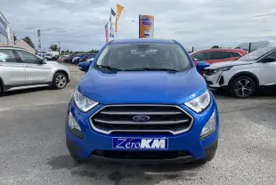 Vue de face d'un Ford EcoSport 2022 bleu Island avec calandre chromée et projecteurs antibrouillard visibles.