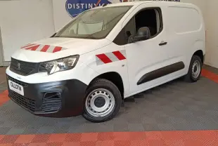 Vue 3/4 avant droit d’un Peugeot Partner blanc avec bandes rouges réfléchissantes sur capot et aile avant.