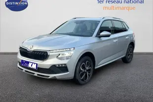 SKODA KAMIQ gris argent métal en 3/4 avant droit, avec calandre noire et jantes alliage bicolores.