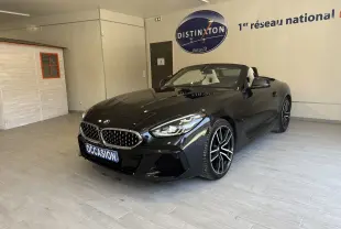 BMW Z4 G29 sDrive20iA noir vue 3/4 avant droit en cabriolet, avec jantes sport et intérieur clair visible.