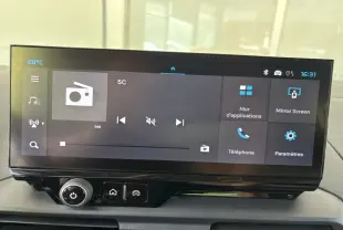 Écran tactile central du Citroën Berlingo 2026 affichant la radio DAB et les options Mirror Screen, téléphone et paramètres.