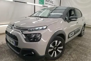 Citroën C3 beige clair vue 3/4 avant droit, avec Airbump noir et jantes alliage diamantées.