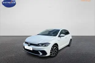 Volkswagen Polo blanche vue en 3/4 avant droit, avec jantes alliage et phares LED allumés.