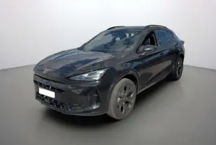Vue 3/4 avant du CUPRA Formentor noir minuit avec jantes noires et calandre distinctive au logo cuivré.