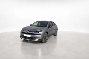 Citroën C4 hybride gris mercury vue 3/4 avant droit, avec jantes acier 18 pouces et phares LED eco.
