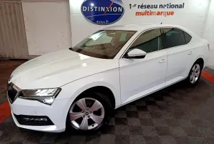 SKODA SUPERB blanc vue 3/4 avant droit, avec phares LED et jantes alliage cinq branches.