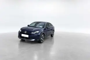 Citroën C4 hybride bleu eclipse vue 3/4 avant droit sur fond neutre, avec phares LED et jantes distinctives.