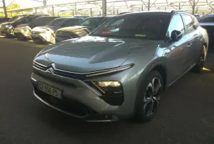 Citroën C5 X gris foncé vue 3/4 avant droit avec feux allumés et calandre distinctive, année 2024.