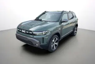 Vue 3/4 avant du Dacia Duster Hybrid-G 150 4x4 en kaki lichen avec jantes alu 18 pouces et barres de toit noires.