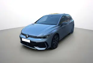 Volkswagen Golf E-TSI 150 R-Line gris argent dolomite vue 3/4 avant avec jantes alu 18 pouces et phares LED.