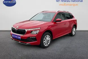 SUV Skoda Kamiq rouge Velvet Metal vu en 3/4 avant droit avec calandre noire et jantes argentées.