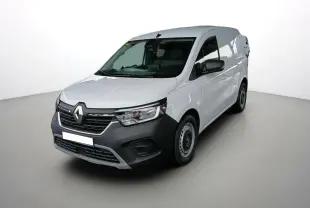 Vue 3/4 avant droit d’un Renault Kangoo Van blanc 2024 avec pare-chocs noir et jantes tôles sur un parking.