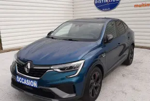 Vue 3/4 avant droite d'un Renault Arkana E-Tech 145ch RS-Line bleu Zanzibar avec toit noir et jantes noires.