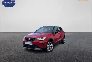 SEAT Arona rouge vue 3/4 avant droit, toit noir et projecteurs Full LED avec signature triangulaire.
