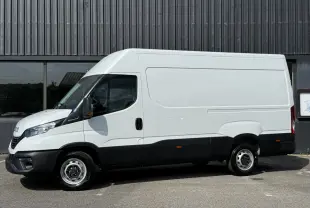 Fourgon Iveco Daily blanc vu de profil côté gauche, avec bas de caisse noir et porte coulissante.