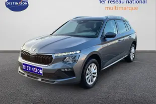 Vue 3/4 avant droite d'un Skoda Kamiq gris graphite métal 2024 avec calandre noire et jantes alliage.