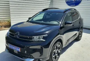 Vue 3/4 avant droite d'un Citroën C5 Aircross noir Perla Nera 2025 avec toit panoramique et jantes bi-ton.