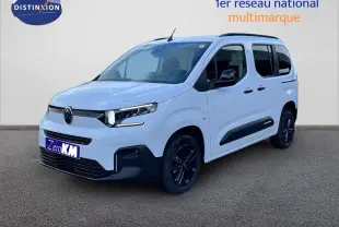 Vue 3/4 avant d’un Citroën Berlingo blanc glacier avec jantes noires et protections latérales noires.