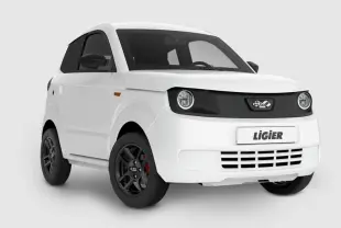 Vue 3/4 avant droite de la LIGIER Myli blanche 2026 avec jantes alu noires et calandre noire distinctive.