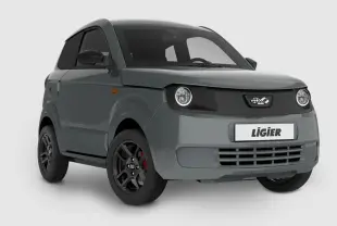 LIGIER Myli BEV 11KWH gris clair en 3/4 avant droit, avec jantes alu noires et vitres arrière surteintées.