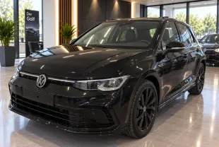 Volkswagen Golf 1.5 eTSI R-Line noir métal vue 3/4 avant avec jantes alliage noir en showroom.