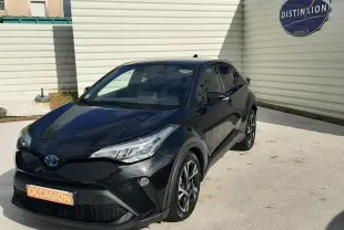 Toyota C-HR 1.8 Hybrid noir vu en 3/4 avant droit, avec jantes alliage et phares LED distinctifs.