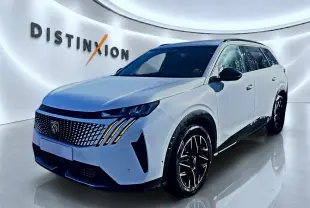 Peugeot 5008 Hybrid 145 allure e-dcs6 blanc, vue 3/4 avant droit avec calandre distinctive et jantes noires.