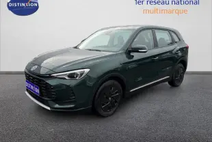 MG ZS 1.5 L Hybrid+ vert foncé en vue 3/4 avant droit, avec jantes noires et calandre imposante.