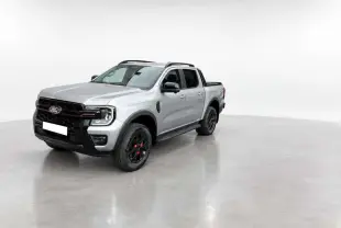 Ford Ranger Wildtrak gris iconic vu en 3/4 avant droit, avec jantes noires et détails rouges sur roues.