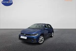 Volkswagen Polo bleue en 3/4 avant droit, avec jantes alliage et phares LED Matrix visibles.