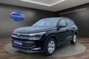 Volkswagen Tiguan III noir en 3/4 avant droit, SUV compact avec calandre moderne et jantes argentées visibles.