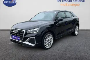 Audi Q2 noir mito metal en 3/4 avant droit, avec jantes alliage et calandre S-Line distinctive.