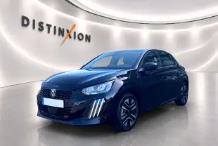 Peugeot 208 noire vue en 3/4 avant droit, avec calandre noire et feux à LED distinctifs, dans un showroom lumineux.