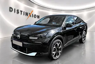 Citroën C4 X noir vue 3/4 avant droit en intérieur avec jantes alliage et phares LED distinctifs.