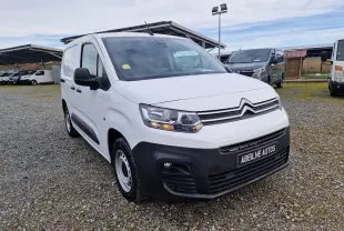 Vue 3/4 avant gauche d’un Citroën Berlingo blanc 2021 avec pare-chocs noir et jantes acier sur parking extérieur.