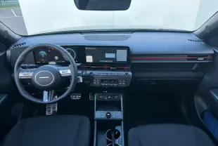 Vue intérieure avant du Hyundai Kona 2026 gris Ecotronic, tableau de bord numérique avec écran tactile large et volant cuir.