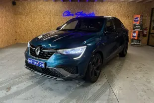 Renault Arkana 1.3 TCE 140 RS-Line bleu en 3/4 avant droit, avec calandre noire et phares LED allumés.