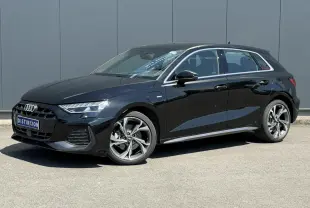Audi A3 Sportback noir mythe vue 3/4 avant droit avec jantes alliage 5 branches en Y gris brillant.