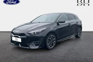 KIA CEE'D SW noir Basalte métallisé vue 3/4 avant droit avec jantes alliage et feux LED de jour.