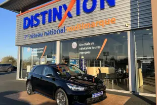 KIA Rio 1.0 GDI 100 Hybrid GT Line noire vue en 3/4 avant droit devant un showroom Distinxion.